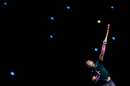 Nadal golpea la bola ante el griego Stefanos Tsitsipas durante las Nitto ATP Final celebrada en Londres (Reino Unido), el 19 de noviembre de 2020. 