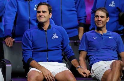Roger Federer y Rafael Nadal entre lágrimas y cogidos de la mano tras su partido de dobles contra Frances Tiafoe y Jack Sock, el último partido antes de la retirada del suizo, el 23 de septiembre de 2022 en Londres.
