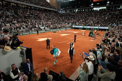 Rafael Nadal cae en la primera ronda de Roland Garros, en el partido contra Alexander Zverev (6-3, 7-6(5) y 6-3, en 3h 05m) y se marcha ovacionado de la Philippe Chatrier, el 27 de mayo.
