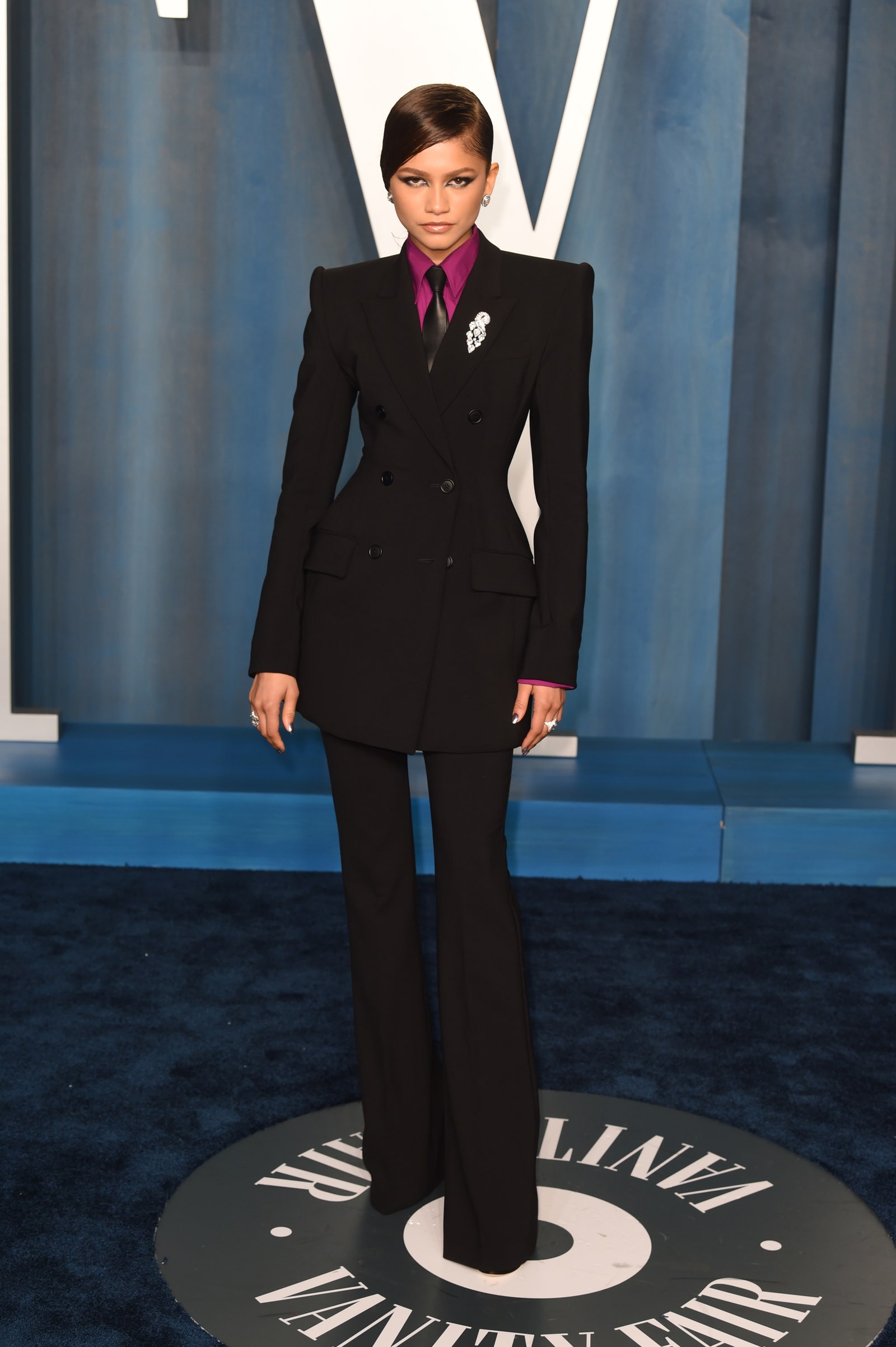 Zendaya en la fiesta post Oscar de 2022 con un traje de chaqueta.