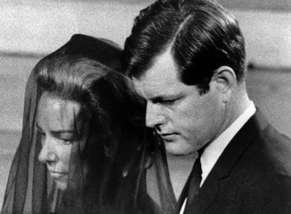 Edward Kennedy escolta a su cuñada Ethel Kennedy en el funeral de su hermano Robert en Nueva York el 8 de junio de 1968.