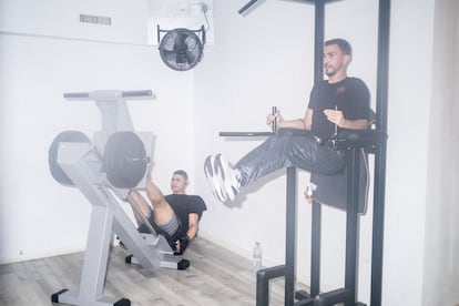 
César Ceballos y Christian Garrido en un gimnasio del Quiñón. 
