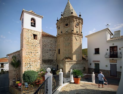 El centro histórico de El Borge, con la iglesia de Nuestra Señora del Rosario.