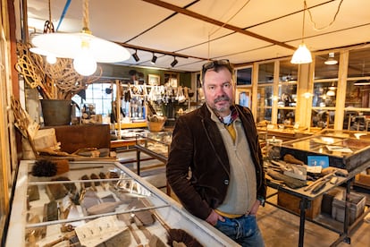 Grégoire Courtin, en su anticuario en la localidad francesa de La Charte-sur-le-Loir.