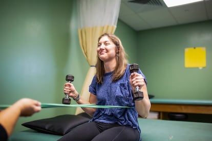 Para los afectados es fundamental la rehabilitación física continuada, trabajar ejercicios de fuerza y coordinación para intentar reducir el impacto funcional de la enfermedad.