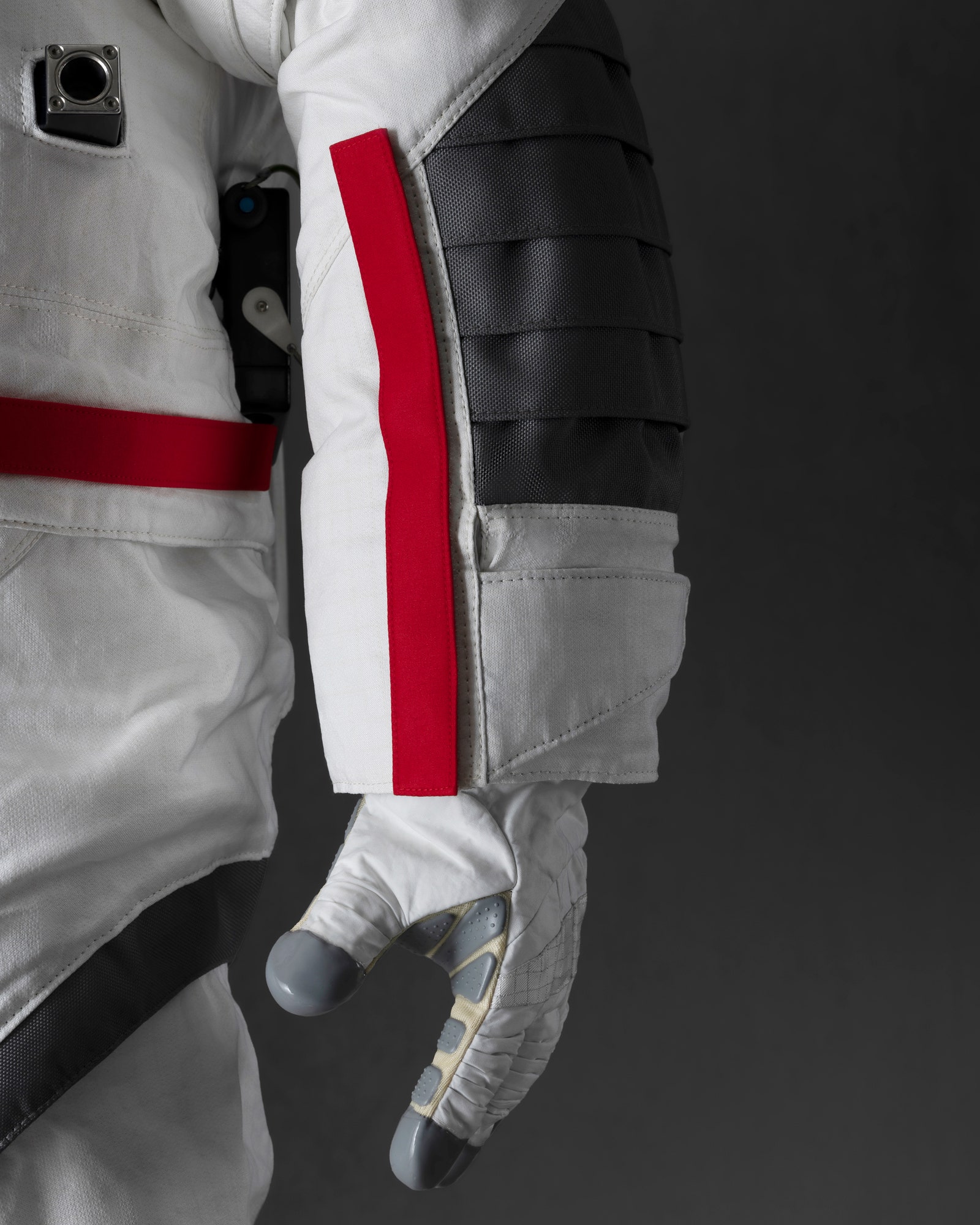 traje de prada para la primera mujer astronauta en la luna