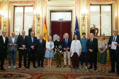 Los miembros de la Subcomisión del Estatuto del Artista entregan su informe a Ana Pastor (centro), presidenta del Congreso, en junio de 2018.