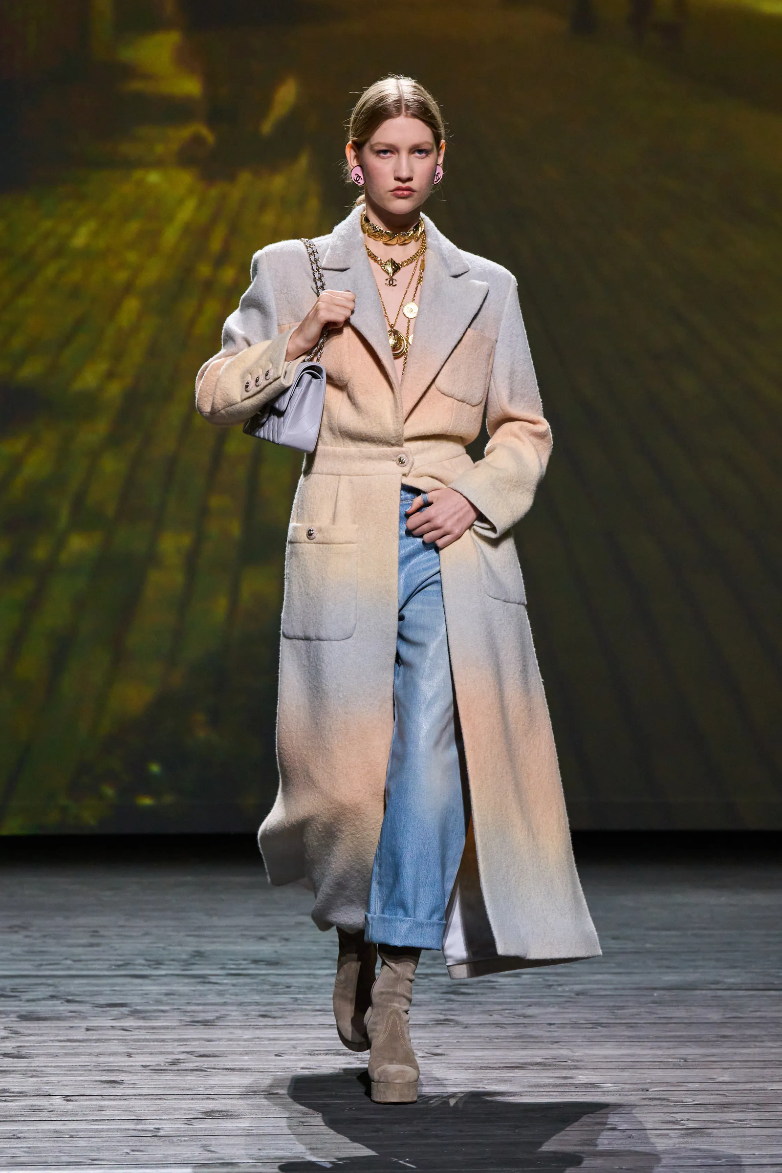 vaqueros anchos en Chanel otoñoinvierno 202425.