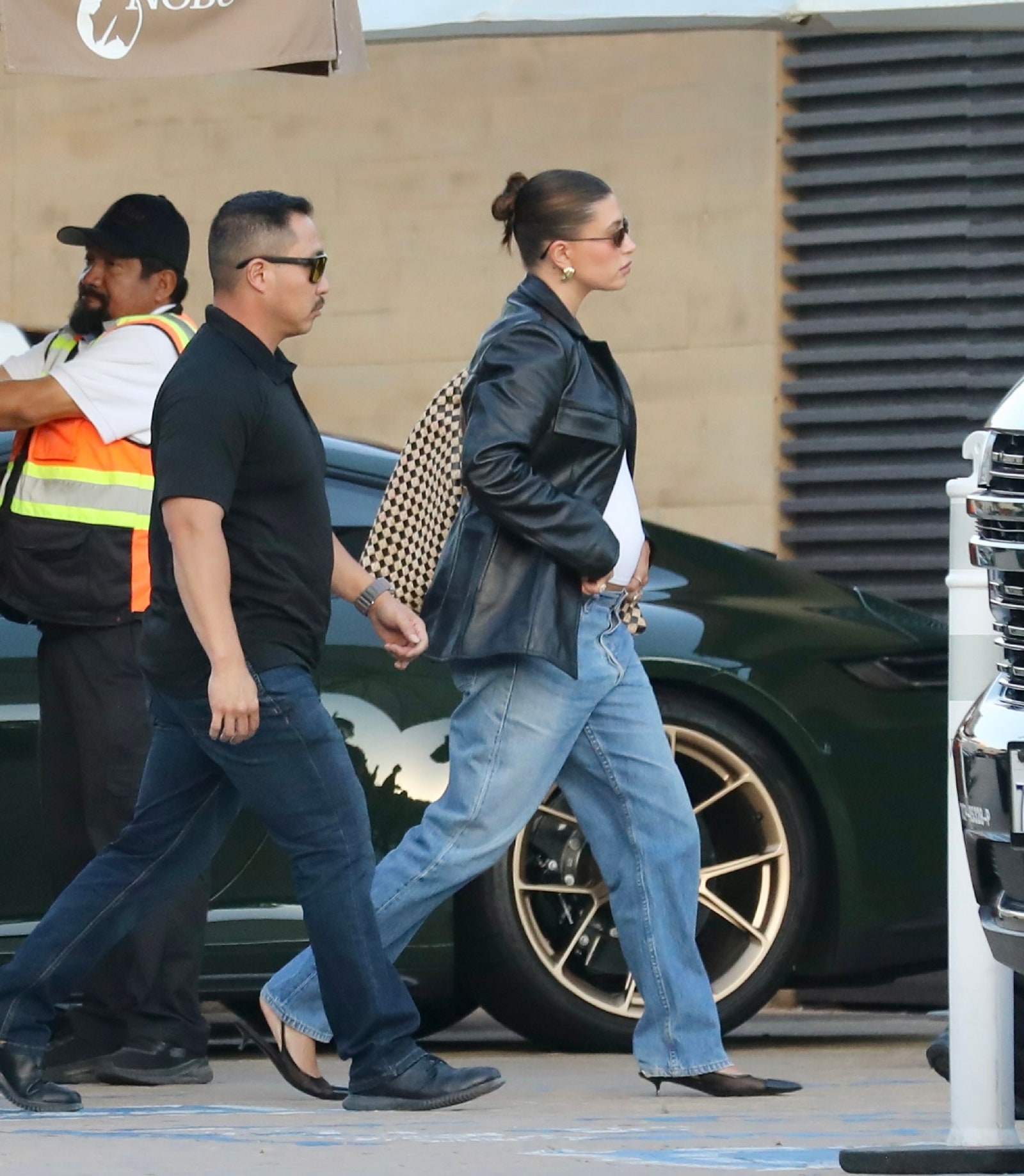 Hailey Bieber con pantalones vaqueros anchos
