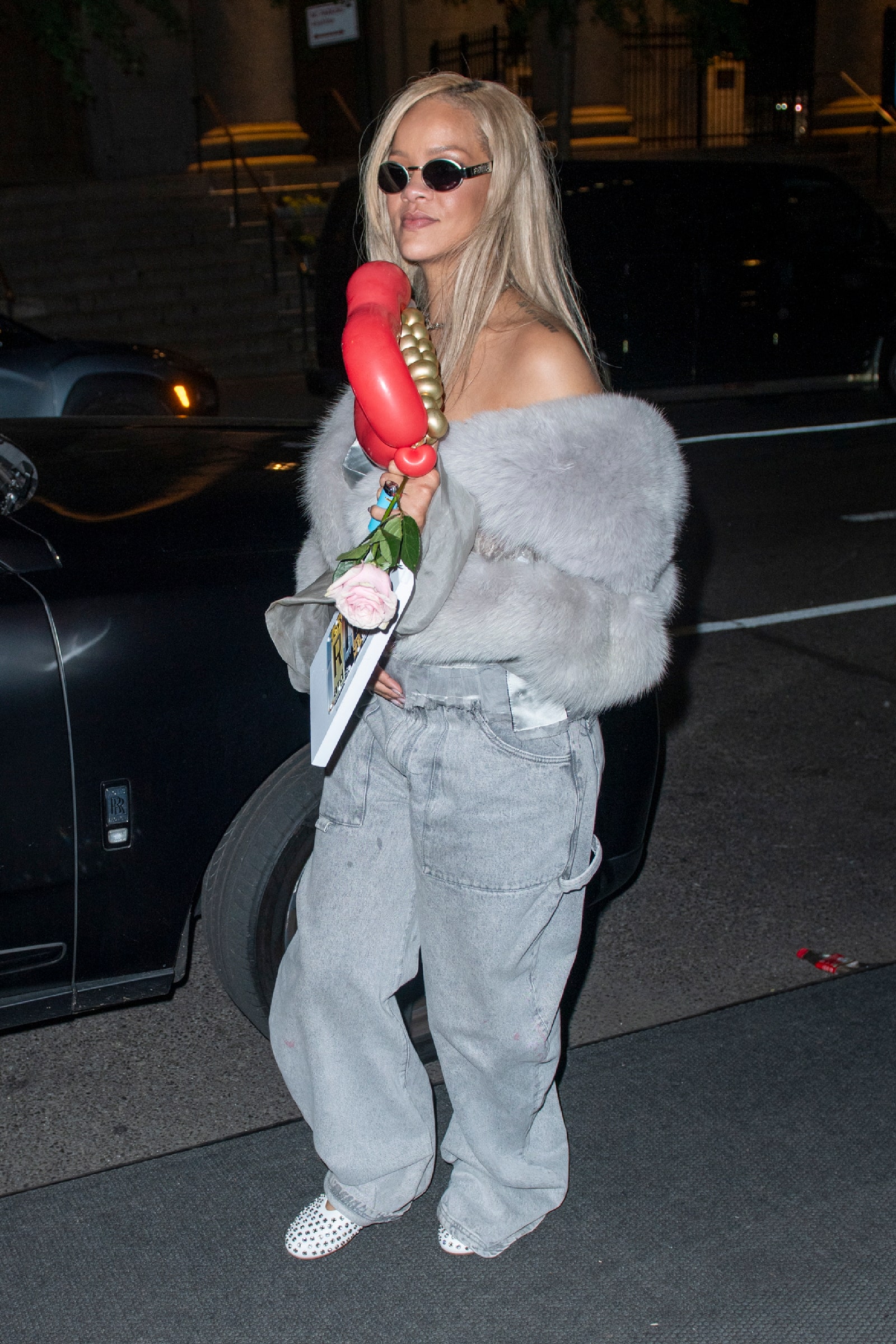 Rihanna con pantalones vaqueros anchos
