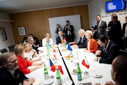 La presidenta de la Comisión Europea, Ursula von der Leyen, frente a la primera ministra italiana, Giorgia Meloni,  otros líderes europeos, este jueves en la minicumbre migratoria celebrada en Bruselas.