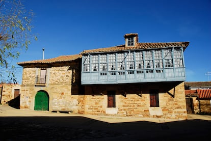 Una de las casas de Santa Colomba de Somoza, un ejemplo de la arquitectura típica de la comarca de la Maragatería.