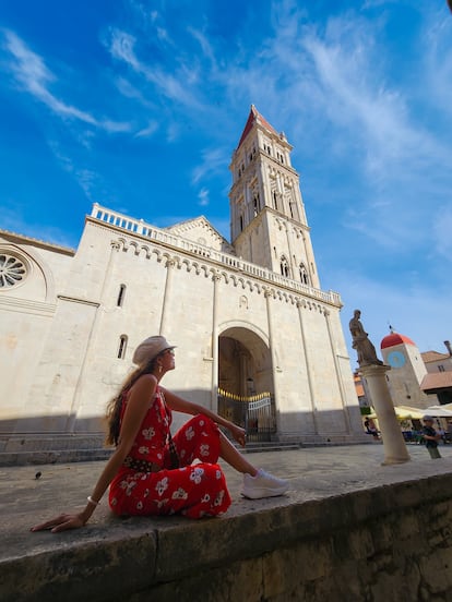 Mariel Galán, frente a la catedral de San Lorenzo, en Trogir.