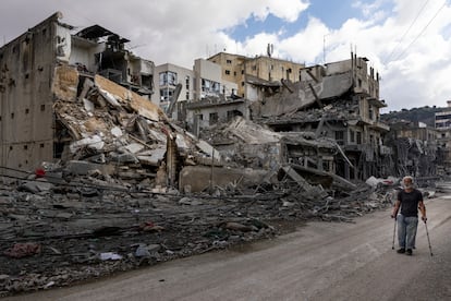 Un residente camina junto a un edificio destruido por los bombardeos israelíes en Nabatieh, el 17 de octubre. 
