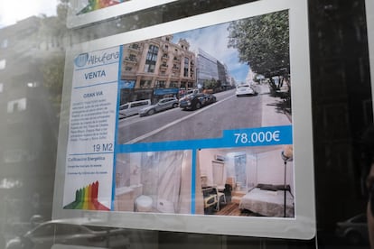 El cartel del trastero en el escaparate de la inmobiliaria.