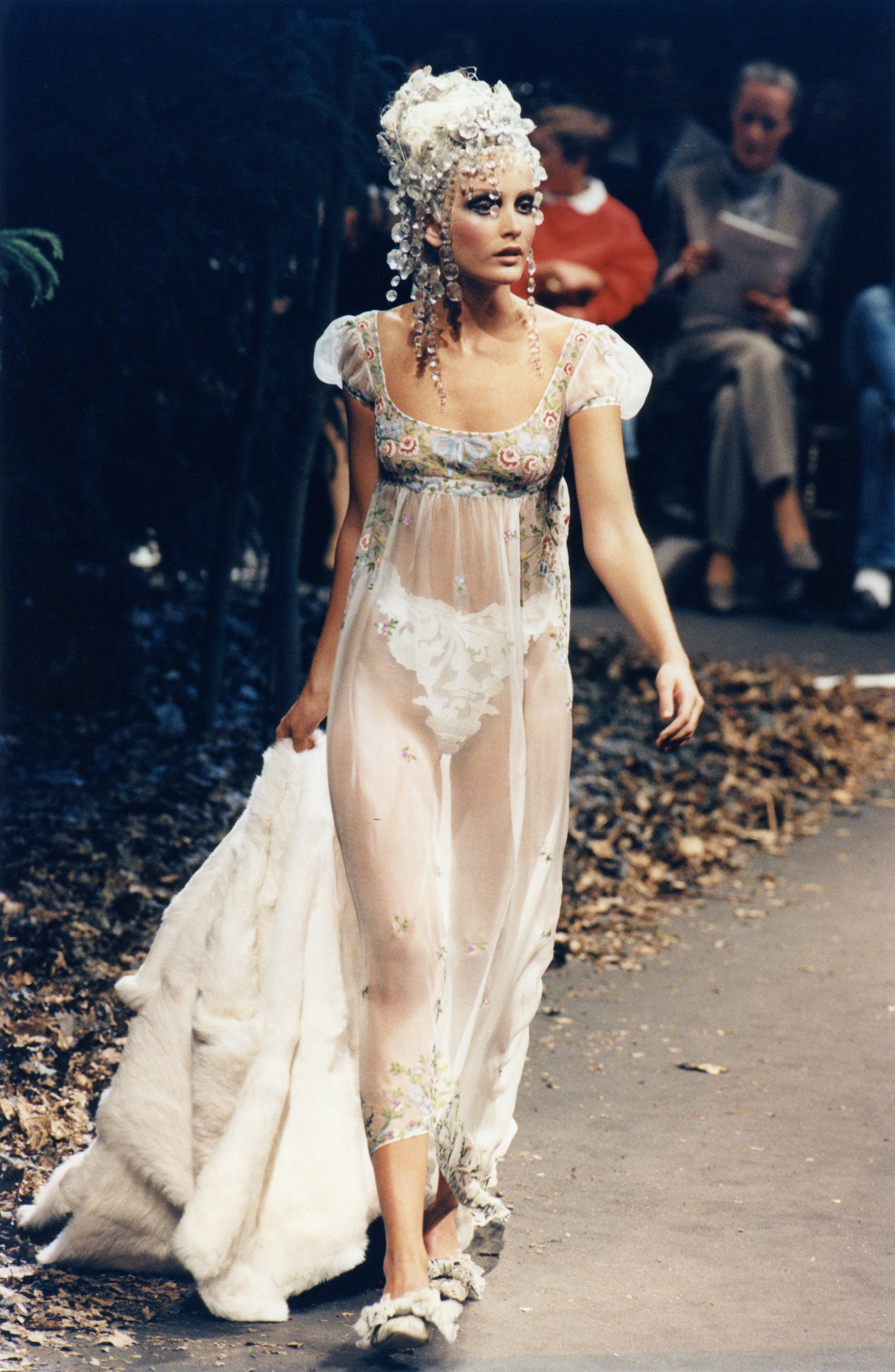 Mannequin portant une robe transparente lors du dÃ©filÃ© Hautecouture AutomneHiver 19961997 de Givenchy le 7 juillet...