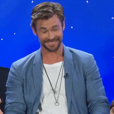 Chris Hemsworth sonriendo y alzando ambos pulgares.- Blog Hola Telcel