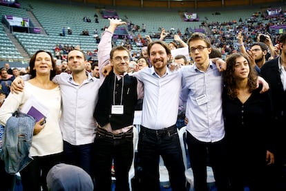 Desde la izquierda, Carolina Bescansa, Luis Alegre, Juan Carlos Monedero, Pablo Iglesias, Íñigo Errejón y Tania González, en la asamblea de Podemos en el Palacio de Vistalegre de Madrid, el 19 de octubre de 2014.