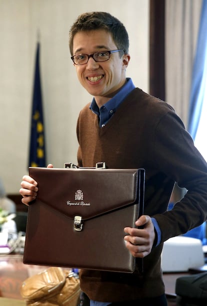 El secretario político de Podemos, Íñigo Errejón, muestra la cartera tras formalizar, el 7 de enero de 2016, en el Congreso su acta como diputado.