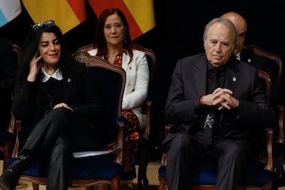 El cantautor Joan Manuel Serrat, premio Princesa de Asturias de las Artes, y la pintora y directora iraní Marjane Satrapi, premio Princesa de Asturias de Comunicación y Humanidades.