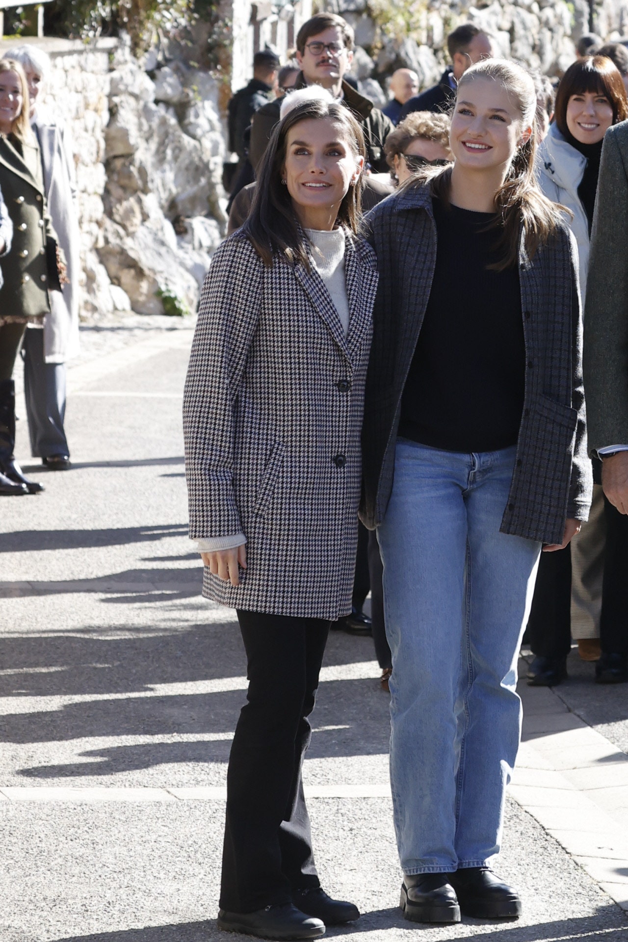 la reina letizia con un jersey crudo y un abrigo de pata de gallo