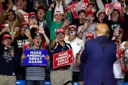 Seguidores del candidato republicano, Donald Trump, en el Bryce Jordan de State College (Pensilvania), el sábado.