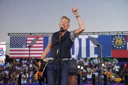 Bruce Springsteen muestra su apoyo a Kamala Harris en un mitin en Atlanta (Georgia), el 24 de octubre.