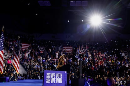 Democratic presidential nominee U.S. Vice President Kamala Harris speaks at a campaign event at Wings Event Center in Kalamazoo, Michigan, October 26, 2024. REUTERS/Evelyn Hockstein