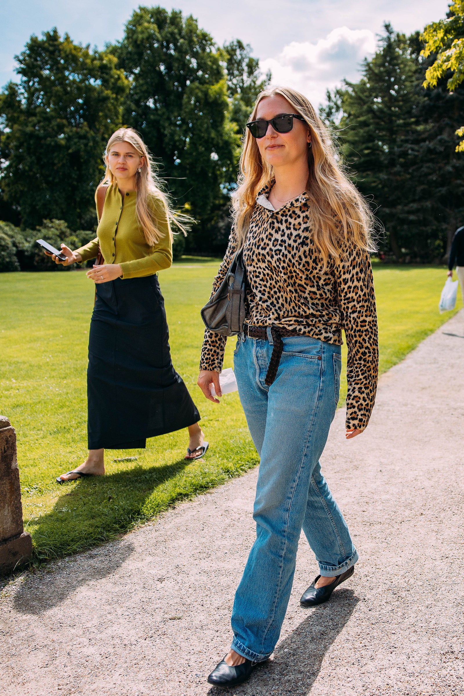 estilismo compuesto por piezas de estampado de leopardo