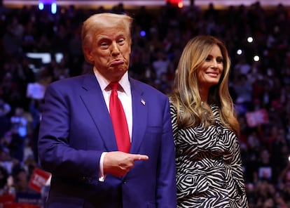 Donald Trump señala a su esposa, Melania Trump, durante el acto electoral este domingo en Nueva York.