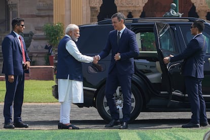 Pedro Sánchez saluda a Narendra Modi, a su llegada al Laxhmi Vilas Palace, este lunes en Vadodara (India). 