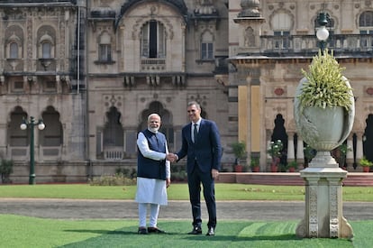 El presidente del Gobierno, Pedro Sánchez (derecha), y el primer ministro indio, Narendra Modi, durante el encuentro entre ambos mandatarios en el Palacio Laxmi Vilas, en la localidad de Vadodara (India). 
