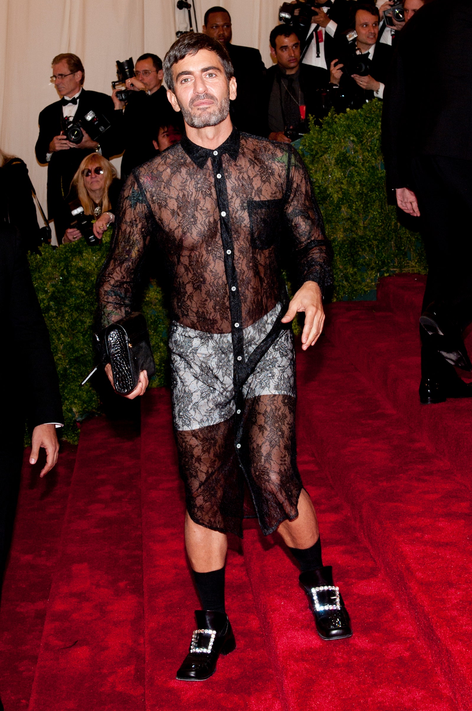 Marc Jacobs en la Met Gala de 2012 con unos zapatos tipo ‘Pilgrim que diseñó para sí mismo.