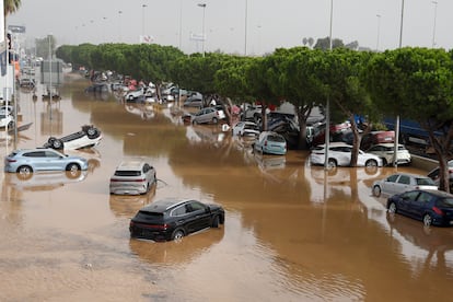 Vista general del polígono industrial de Sedaví en Valencia anegado a causa de las lluvias torrenciales, este miércoles.