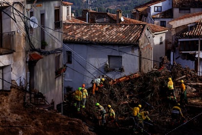 Los bomberos trabajan para limpiar los escombros este miércoles en Letur (Albacete) tras las inundaciones de la noche.