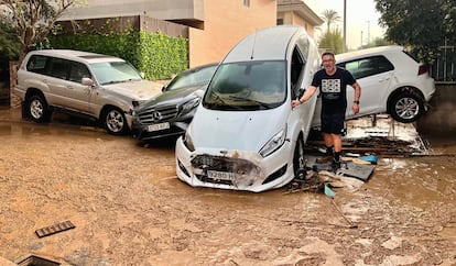 Vecinos de Picaña evalúan los daños tras las fuertes lluvias caídas en la localidad valenciana, este miércoles.