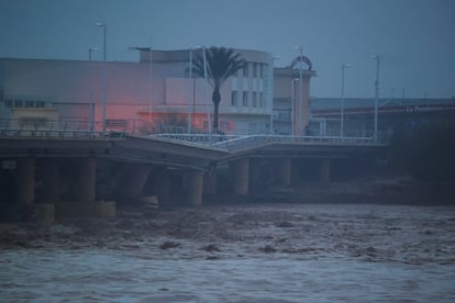 Puente dañado por las fuertes lluvias caídas en la localidad valenciana de Carlet, este miércoles.