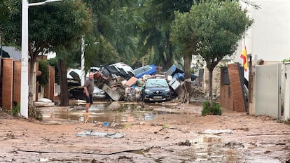 Daños causados en viviendas y vehículos, este miércoles en Picaña (Valencia).
