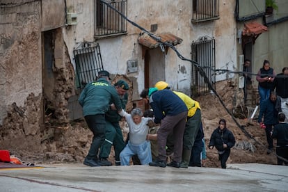 Los servicios de emergencias y Guardia Civil ayudan a una mujer durante las labores de rescate, este martes en Letur (Albacete).