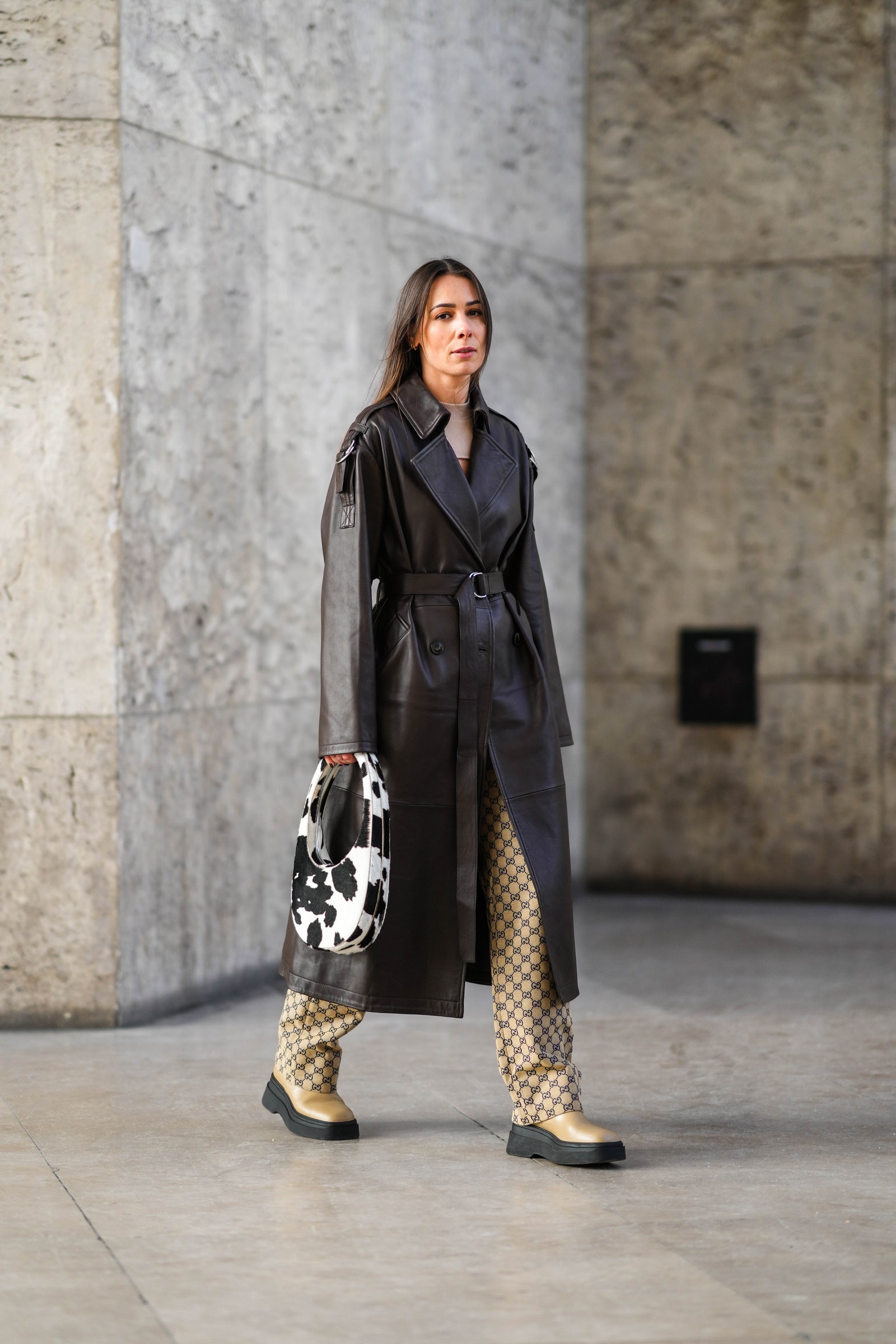 Estampado de vaca  Street Style  Paris Fashion Week