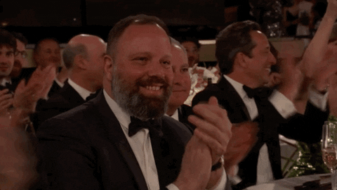 El cineasta Yorgos Lanthimos aplaudiendo.- Blog Hola Telcel