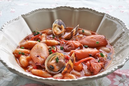 Fabes de Lourenzá con chipirones y almejas.