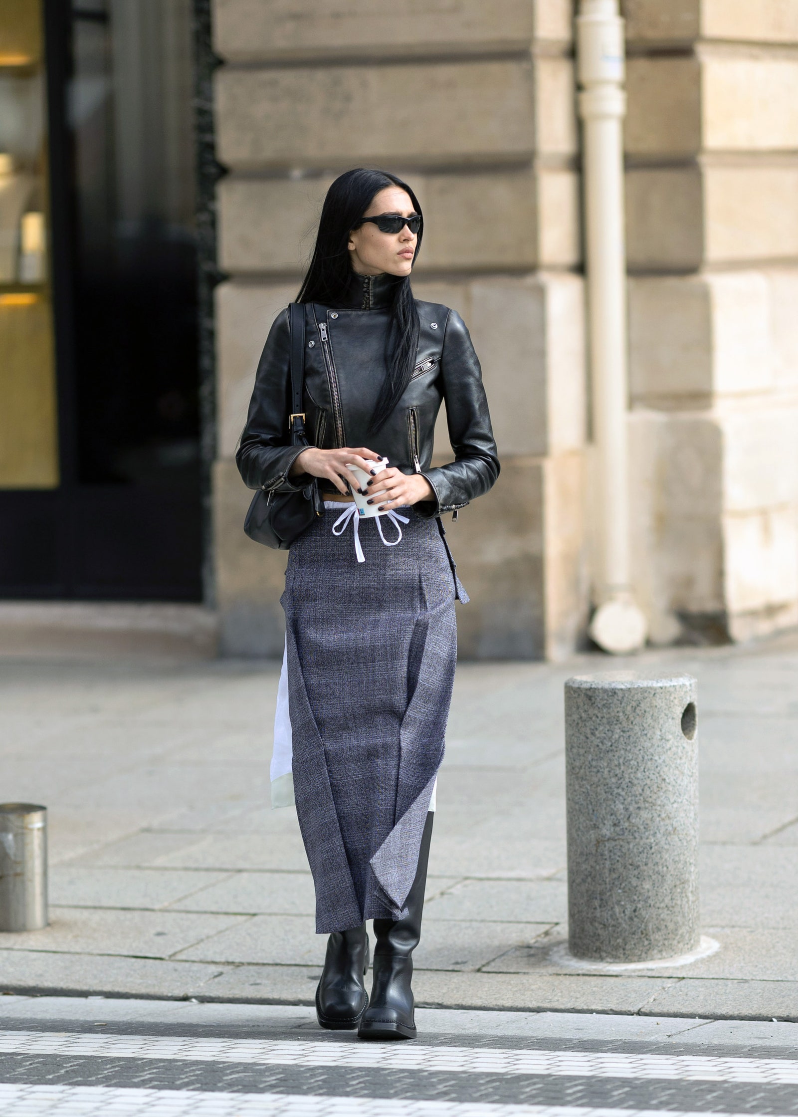 Amelia Gray con un look dosmilero y una cazadora efecto piel ajustada