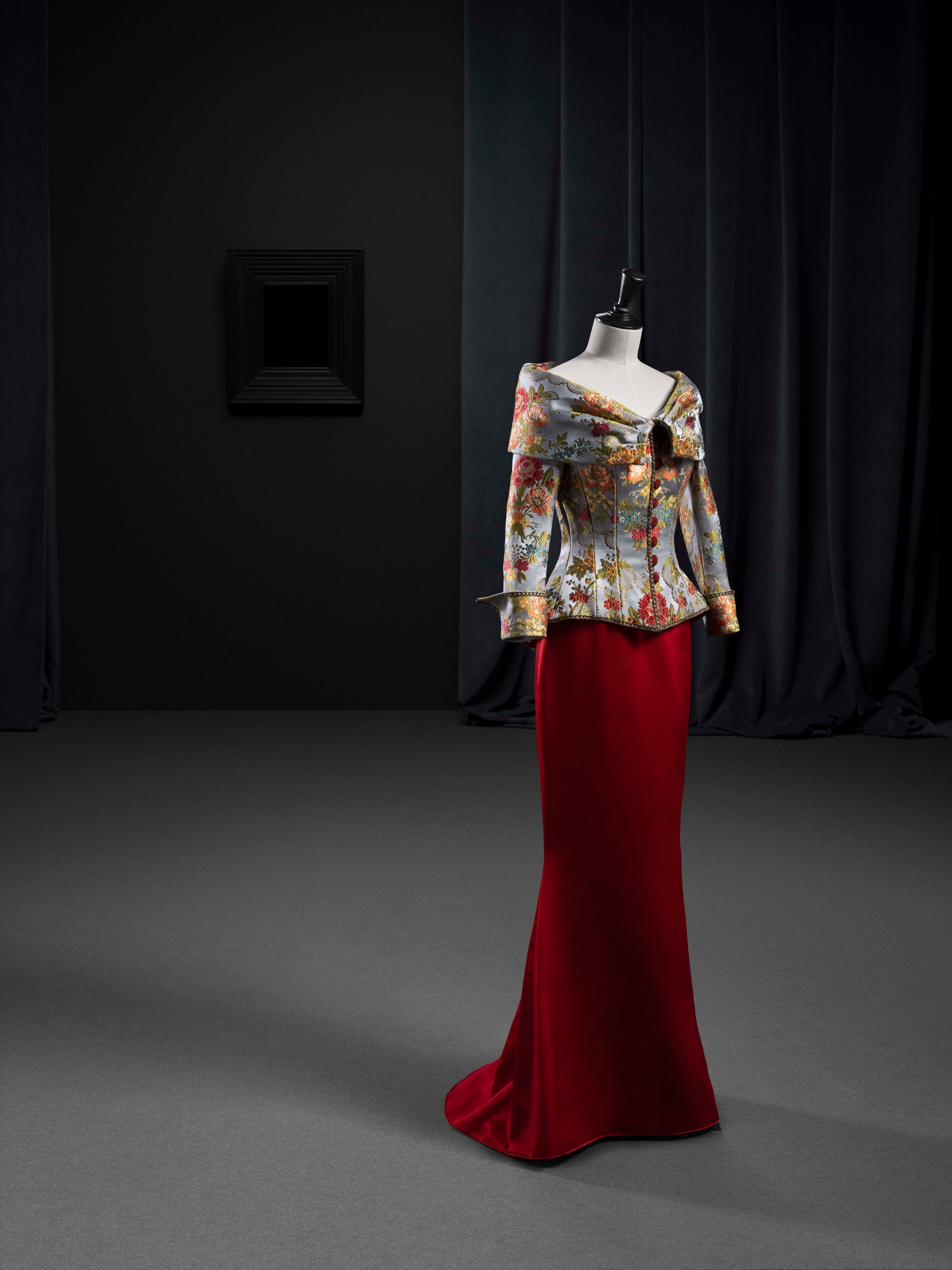 Vestido de noche de doña Letizia para la cena de gala previa a la boda de los reyes de Dinamarca . Cuerpo en espolín...