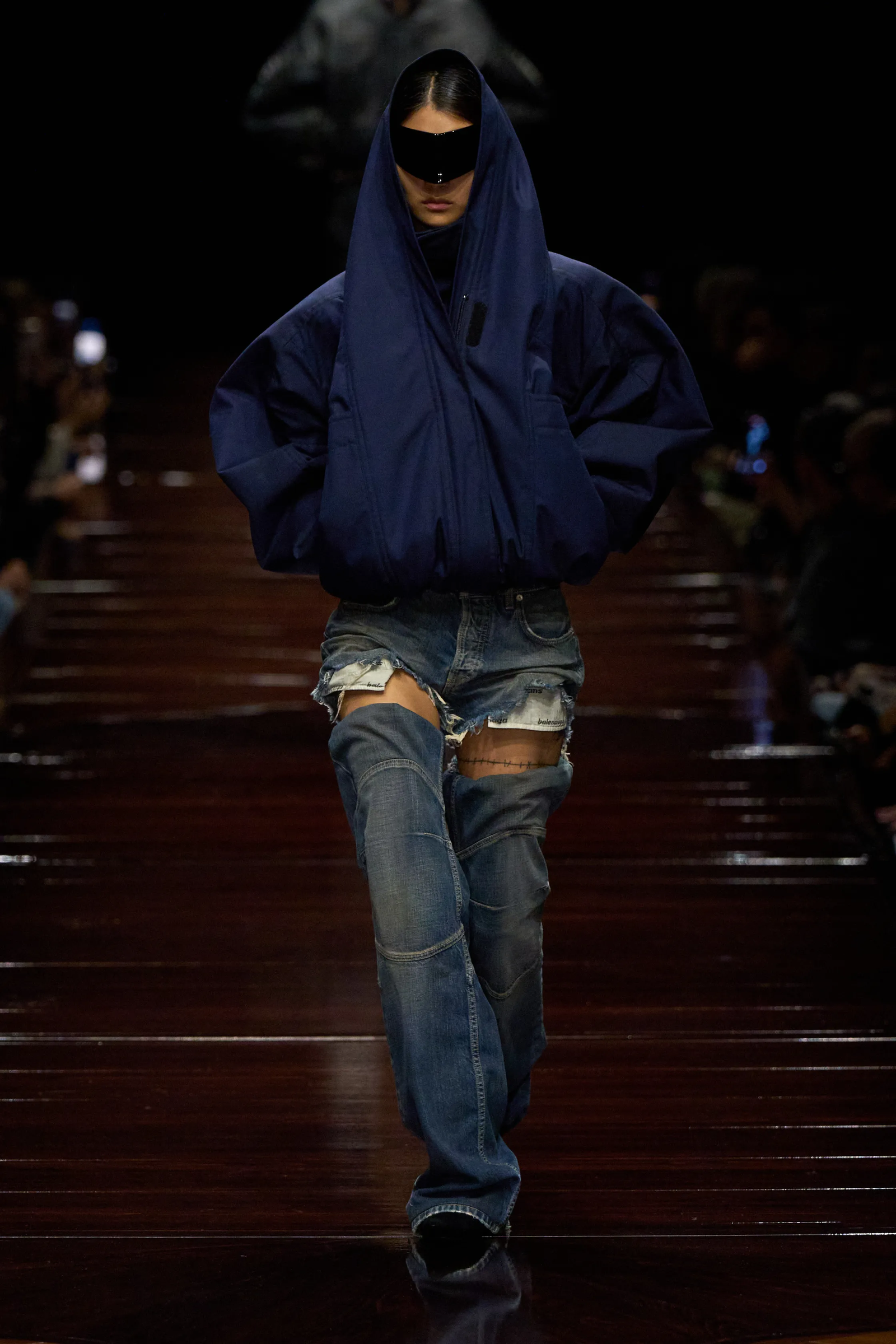 Balenciaga reinterpreta los iconos Y2K para su desfile de primaveraverano 2025