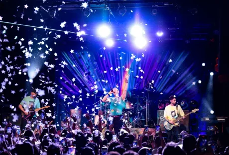 COLDPLAY TOCAN EN NUEVA YORk "MOON MUSIC" Y "THE KARATE KID"