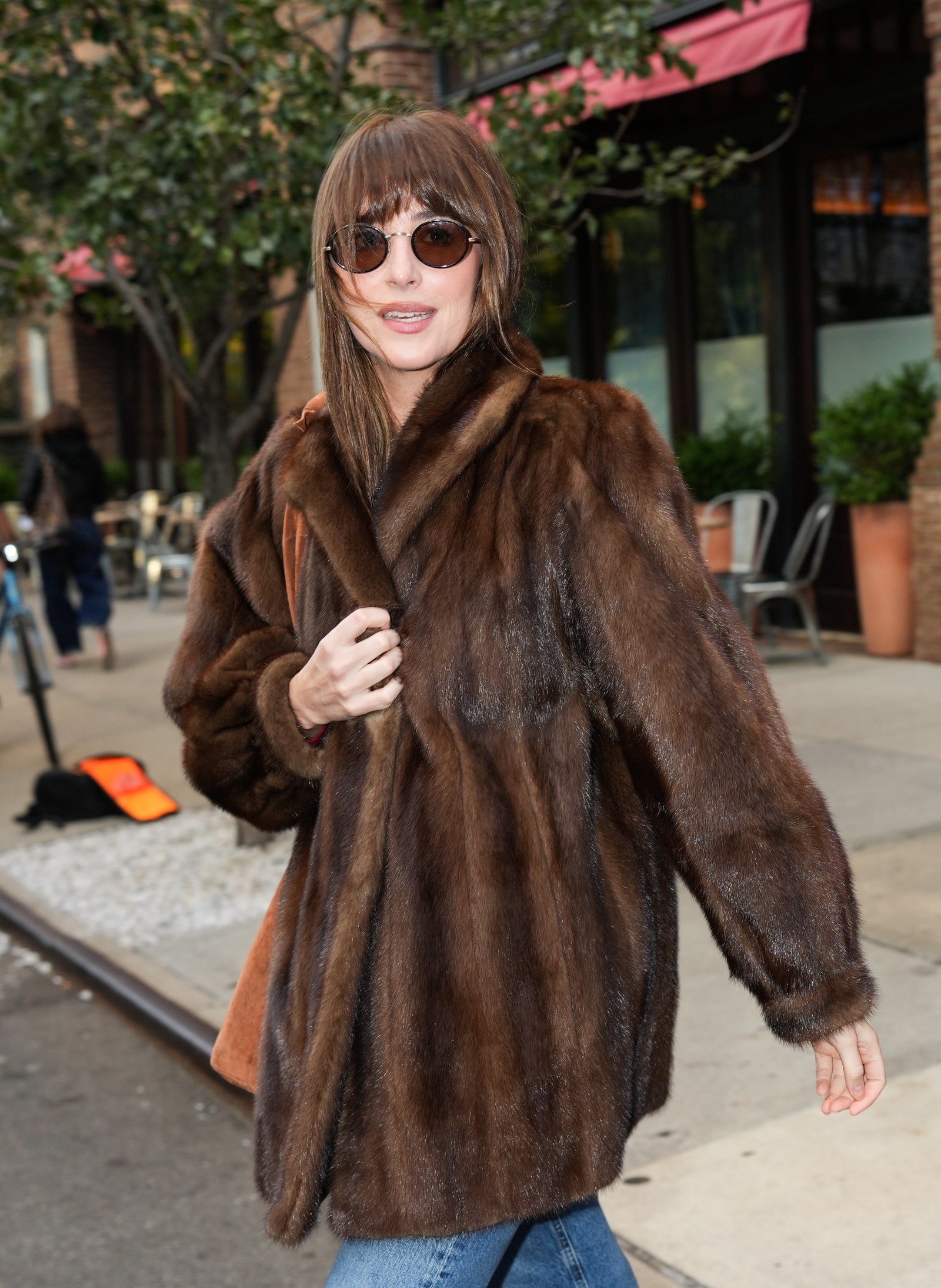 Cómo peinar el flequillo como el de Dakota Johnson