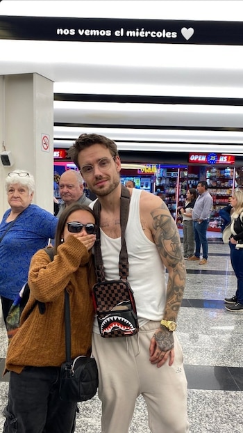 Liam Payne junto a una fan el día que llegó a la Argentina (X: @ArgentinaLiamP)