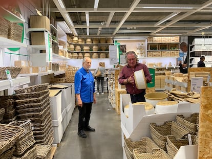 Vista de la exposición ‘100 objetos de Ikea que nos hubiera gustado tener en Vinçon’, cedida por Disseny Hub Barcelona.