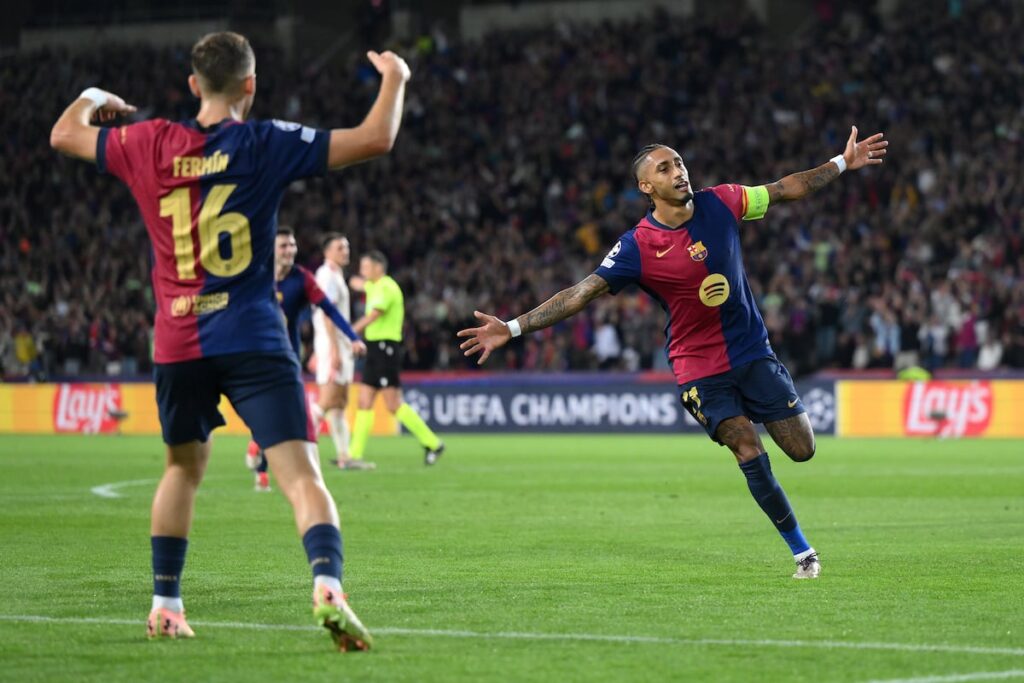 Raphinha celebra el tercer gol de su equipo durante el partido de la UEFA Champions League ante el Bayern Múnich en el Estadi Olímpic Lluis Companys este miércoles